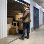 Personne range des cartons dans un box de self-stockage
